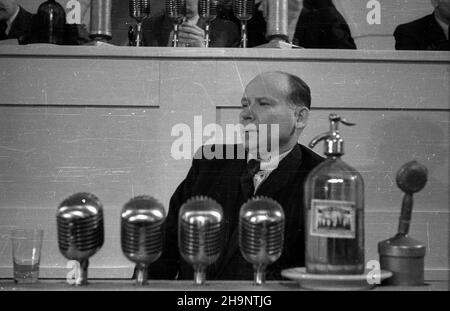 Warszawa, 1948-12-17. Kongres Zjednoczeniowy Polskiej Partii Robotniczej (PPR) i Polskiej Partii Socjalistycznej (PPS), 15-21 XII, w auli Politechniki Warszawskiej. I Zjazd Polskiej Zjednoczonej Partii Robotniczej (PZPR).  ka  PAP      Warsaw, Dec. 17, 1948. The Unification Congress of the Polish Worker Party (PPR) and the Polish Socialist Party (PPS), held in Warsaw University of Technology on Dec. 15-21. The 1st Congress of the Polish United Worker Party (PZPR).   ka  PAP Stock Photo