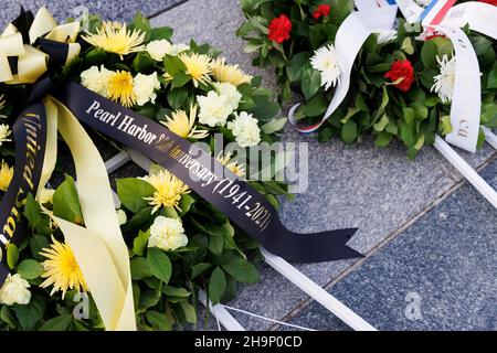 Washington, DC, USA. 7th Dec, 2021. Wreaths are seen at the World War II Memorial to commemorate the 80th anniversary of Pearl Harbor Attack, in Washington, DC, the United States on Dec. 7, 2021. Credit: Ting Shen/Xinhua/Alamy Live News Stock Photo