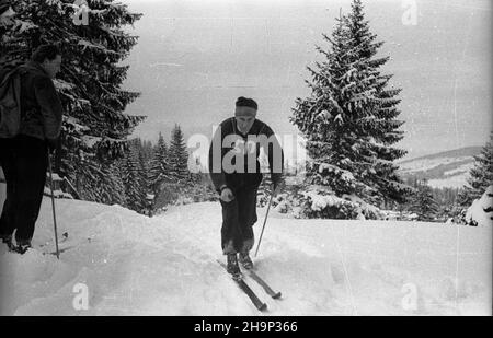 Zakopane, 1949-01-16. Memoria³ im. porucznika Wójcickiego w narciarstwie. Nz. bieg d³ugodystansowy. bk  PAP      Zakopane, Jan. 16, 1949. The Lt. Wojcicki Memorial Ski Event. Pictured: the long distance race.  bk  PAP