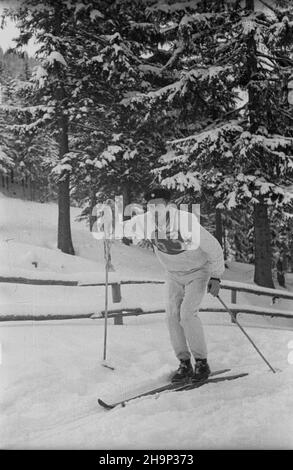 Zakopane, 1949-01-16. Memoria³ im. porucznika Wójcickiego w narciarstwie. Nz. bieg d³ugodystansowy. bk  PAP      Zakopane, Jan. 16, 1949. The Lt. Wojcicki Memorial Ski Event. Pictured: the long distance race.   bk  PAP