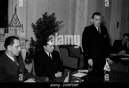 Nieborów, 1949-02. Od 3 do 6 lutego odbywa³ siê w pa³acu nieborowskim Zjazd Polskich i Czechos³owackich Techników Filmowych. Przewodniczy³ mu in¿ynier Kazimierz Biedrzycki, na czele delegacji goœci sta³ przewodnicz¹cy Technickeho Sboru dyrektor Frantisek Pilat. Nz. Frantisek Pilat (1L), Kazimierz Biedrzycki (2L). mw  PAP    Dok³adny dzieñ wydarzenia nieustalony.      Nieborow, Feb. 1949. The Congress of Polish and Czechoslovak Film Technicians was held at the Nieborow Palace on February 3 to 6. The congress was chaired by engineer Kazimierz Biedrzycki, the delegation of Czechoslovak guests was Stock Photo