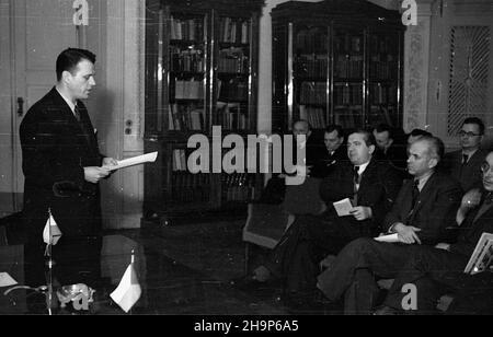 Nieborów, 1949-02. Od 3 do 6 lutego odbywa³ siê w pa³acu nieborowskim Zjazd Polskich i Czechos³owackich Techników Filmowych. Przewodniczy³ mu in¿ynier Kazimierz Biedrzycki, na czele delegacji goœci sta³ przewodnicz¹cy Technickeho Sboru dyrektor Frantisek Pilat. mw  PAP    Dok³adny dzieñ wydarzenia nieustalony.      Nieborow, Feb. 1949. The Congress of Polish and Czechoslovak Film Technicians was held at the Nieborow Palace on February 3 to 6. The congress was chaired by engineer Kazimierz Biedrzycki, the delegation of Czechoslovak guests was led by head of Technicky Sbor director Frantisek Pil Stock Photo