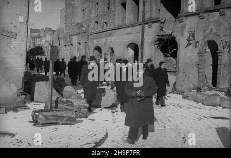 Warszawa, 1949-02. Od 3 do 6 lutego odbywa³ siê w pa³acu nieborowskim Zjazd Polskich i Czechos³owackich Techników Filmowych. Przewodniczy³ mu in¿. Kazimierz Biedrzycki, na czele delegacji goœci sta³ przewodnicz¹cy Technickeho Sboru dyrektor Frantisek Pilat. Nz. wycieczka na Nowe Miasto, ulica Freta róg ulicy Œwiêtojerskiej. mw  PAP  Dok³adny dzieñ wydarzenia nieustalony.      Warsaw, Feb. 1949. A Congress of Polish and Czechoslovak Film Technicians was held at the Nieborow Palace on February 3 to 6. The Congress was chaired by Kazimierz Biedrzycki, the Czech delegation was headed by director F Stock Photo