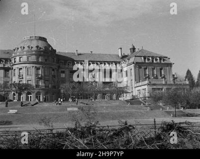 Szczawno Zdrój, 1949-02. Dom Zdrojowy, wybudowny w latach 1911-34 jako Grand Hotel. Dok³adny dzieñ wydarzenia nieustalony.  bk  PAP      Szczawno Zdroj, Feb. 1949. A spa, built in 1911-34 as Grand Hotel.  bk  PAP Stock Photo