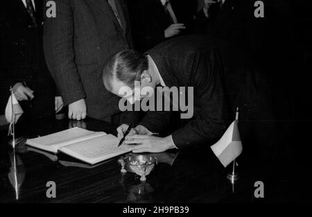 Nieborów, 1949-02-06. Od 3 do 6 lutego odbywa³ siê w pa³acu nieborowskim Zjazd Polskich i Czechos³owackich Techników Filmowych. Przewodniczy³ mu in¿ynier Kazimierz Biedrzycki, na czele delegacji czeskiej sta³ przewodnicz¹cy Technickeho Sboru dyrektor Frantisek Pilat. Nz. wpisy do ksiêgi pami¹tkowej na zakoñczenie obrad.  mw  PAP      Nieborow, Feb. 6, 1949. A Congress of Polish and Czechoslovak Film Technicians was held at the Nieborow Palace on February 3 to 6. The Congress was chaired by engineer Kazimierz Biedrzycki, the Czech delegation was headed by director Frantisek Pilat, head of the T Stock Photo