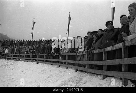 Zakopane, 1949-02-17. W dniach od 17 do 20 lutego odbywa³y siê Miêdzynarodowe Mistrzostwa Narciarskie, zorganizowane przez Zrzeszenie Sportowe Gwardia. Startowali ¿o³nierze, milicjanci oraz pracownicy s³u¿b bezpieczeñstwa z Czechos³owacji, Polski i Wêgier. Nz. stadion pod Krokwi¹, uroczyste otwarcie mistrzostw.  msa  PAP        Zakopane, Feb. 17, 1949. International Skiing Championship, organized by Gwardia Sports Association was held on February 17 to 20, with soldiers, police officers and security service employees from Czechoslovakia, Poland and Hungary taking part. Pictured: the Krokiew st