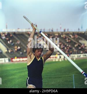 Warszawa 06.1980. XXVI Lekkoatletyczny Memoria³ im. Janusza Kusociñskiego odbywaj¹cy siê w dniach 13 i 14 czerwca na stadionie Skry. Nz. lekkoatleta (specjalizacja skok o tyczce) Tadeusz Œlusarski. uu  PAP/Tomasz Pra¿mowski    Dok³adny dzieñ wydarzenia nieustalony.       Warsaw, June 1980. The 26th Janusz Kusocinski Memorial Track and Field Event held at the Skra stadium on June 13 to 14. Pictured: pole vaulter Tadeusz Slusarski.  uu  PAP/Tomasz Prazmowski    Event day unknow