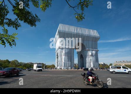 Paris (France), September 22, 2021: “L'Arc de Triomphe Wrapped”, the Arc de Triomphe covered with fabric, temporary work by Christo and Jeanne-Claude, Stock Photo