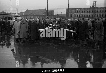 Warszawa, 1949-02-25. Od 22 lutego do 4 marca w Polsce przebywa³a orkiestra symfoniczna czechos³owackiego radia, któr¹ dyrygowa³ Alois Klima. Drugiego dnia pobytu w Warszawie, muzycy z³o¿yli wieniec na p³ycie Grobu Nieznanego ¯o³nierza. pw  PAP      Warsaw, Feb. 25, 1949. The symphonic orchestra of the Czechoslovak radio, conducted by Alois Klima, paid a visit to Poland on February 22 to March 4. On the 2nd day of their visit to Warsaw the musicians laid a wreath on the Tomb of the Unknow Soldier.   pw  PAP Stock Photo