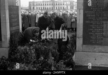 Warszawa, 1949-02-25. Od 22 lutego do 4 marca w Polsce przebywa³a orkiestra symfoniczna czechos³owackiego radia, któr¹ dyrygowa³ Alois Klima. Drugiego dnia pobytu w Warszawie, muzycy z³o¿yli wieniec na p³ycie Grobu Nieznanego ¯o³nierza. pw  PAP      Warsaw, Feb. 25, 1949. The symphonic orchestra of the Czechoslovak radio, conducted by Alois Klima, paid a visit to Poland on February 22 to March 4. On the 2nd day of their visit to Warsaw the musicians laid a wreath on the Tomb of the Unknow Soldier.   pw  PAP Stock Photo