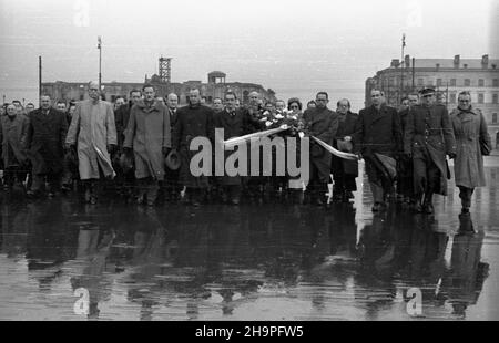 Warszawa, 1949-02-25. Od 22 lutego do 4 marca w Polsce przebywa³a orkiestra symfoniczna czechos³owackiego radia, któr¹ dyrygowa³ Alois Klima. Drugiego dnia pobytu w Warszawie, muzycy z³o¿yli wieniec na p³ycie Grobu Nieznanego ¯o³nierza. pw  PAP      Warsaw, Feb. 25, 1949. The symphonic orchestra of the Czechoslovak radio, conducted by Alois Klima, paid a visit to Poland on February 22 to March 4. On the 2nd day of their visit to Warsaw the musicians laid a wreath on the Tomb of the Unknow Soldier.   pw  PAP Stock Photo