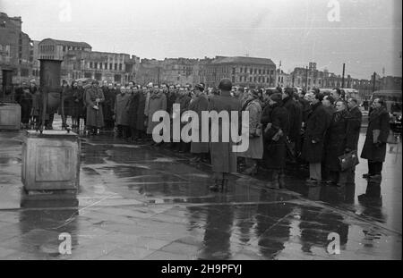 Warszawa, 1949-02-25. Od 22 lutego do 4 marca w Polsce przebywa³a orkiestra symfoniczna czechos³owackiego radia, któr¹ dyrygowa³ Alois Klima. Drugiego dnia pobytu w Warszawie, muzycy z³o¿yli wieniec na p³ycie Grobu Nieznanego ¯o³nierza. pw  PAP      Warsaw, Feb. 25, 1949. The symphonic orchestra of the Czechoslovak radio, conducted by Alois Klima, paid a visit to Poland on February 22 to March 4. On the 2nd day of their visit to Warsaw the musicians laid a wreath on the Tomb of the Unknow Soldier.   pw  PAP Stock Photo