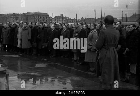 Warszawa, 1949-02-25. Od 22 lutego do 4 marca w Polsce przebywa³a orkiestra symfoniczna czechos³owackiego radia, któr¹ dyrygowa³ Alois Klima. Drugiego dnia pobytu w Warszawie, muzycy z³o¿yli wieniec na p³ycie Grobu Nieznanego ¯o³nierza. pw  PAP      Warsaw, Feb. 25, 1949. The symphonic orchestra of the Czechoslovak radio, conducted by Alois Klima, paid a visit to Poland on February 22 to March 4. On the 2nd day of their visit to Warsaw the musicians laid a wreath on the Tomb of the Unknow Soldier.   pw  PAP Stock Photo