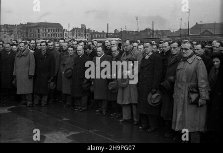 Warszawa, 1949-02-25. Od 22 lutego do 4 marca w Polsce przebywa³a orkiestra symfoniczna czechos³owackiego radia, któr¹ dyrygowa³ Alois Klima. Drugiego dnia pobytu w Warszawie, muzycy z³o¿yli wieniec na p³ycie Grobu Nieznanego ¯o³nierza. pw  PAP      Warsaw, Feb. 25, 1949. The symphonic orchestra of the Czechoslovak radio, conducted by Alois Klima, paid a visit to Poland on February 22 to March 4. On the 2nd day of their visit to Warsaw the musicians laid a wreath on the Tomb of the Unknow Soldier.   pw  PAP Stock Photo