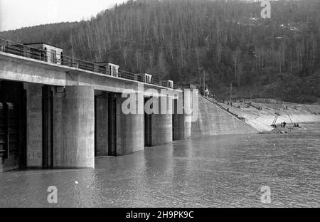 Czchów, 1949-03. Zapora wodna i zbiornik wyrównawczy dla Jeziora Ro¿nowskiego budowano w latach 1938-1948. Zapora betonowa ma ok. 350 m d³ugoœci i 16 m wysokoœci.  pw  PAP    Dok³adny dzieñ wydarzenia nieustalony.      Czchow, March 1949.The dam and the equalising tank for the Roznowskie Lake was built from 1938 to 1948. The concrete dam is 350 metre-long and 16-metre high.   pw  PAP Stock Photo