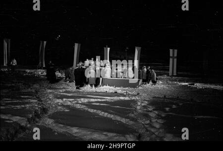 Zakopane, 1949-03-03. Miêdzynarodowe Zawody Narciarskie o Puchar Tatr (23 II-3 III). Uroczystoœæ zakoñczenia turnieju na stadionie sportowym pod Krokwi¹. ka  PAP      Zakopane, March 3, 1949. The Tatra Mountain Cup International Skiing Competition (23 February - 3 March). The competition conclusion ceremony at the Krokiew stadium.   ka  PAP