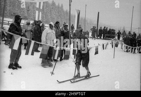 Zakopane, 1949-03-03. Miêdzynarodowe Zawody Narciarskie o Puchar Tatr (23 II-3 III). Nz. zawodnik na trasie biegu na 30 kilometrów. ka  PAP      Zakopane, March 3, 1949. The International Skiing Tournement for the Tatra Mountains Cup (February 23 -March 3). Pictured: a skier on the 30-kilometre cross country route.  ka  PAP