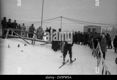 Zakopane, 1949-03-03. Miêdzynarodowe Zawody Narciarskie o Puchar Tatr (23 II-3 III). Bieg na 30 km. Nz. reprezentant Czechos³owacji Jaroslav Cardal na trasie. ka  PAP      Zakopane, March 3, 1949. The International Skiing Tournement for the Tatra Mountains Cup (February 23 -March 3). Pictured: Czechoslovakia's Jaroslav Cardal, the winner of the competition.   ka  PAP