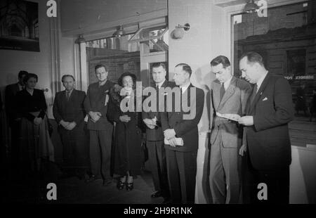 Warszawa, 1949-03-24. Otwarcie Czechos³owackiego Oœrodka Informacyjnego (al. Wyzwolenia 6). Nz. m.in.: ambasador Czechos³owacji w Polsce Frantisek Pisek (1P), minister komunikacji Jan Rabanowski (3P). msa  PAP      Warsaw, March 24, 1949. The opening of the Czechoslovak Information Center (6 Wyzwolenia Avenue). Pictured: Czechoslovakia's ambassador to Poland Frantisek Pisek (1st right), transport minister Jan Rabanowski (3rd right).  msa  PAP Stock Photo