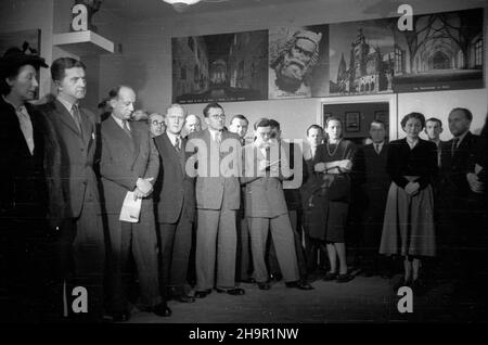 Warszawa, 1949-03-24. Otwarcie Czechos³owackiego Oœrodka Informacyjnego (al. Wyzwolenia 6). Nz. m.in.: minister pe³nomocny i rzecznik Ministerstwa Spraw Zagranicznych Wiktor Grosz (3L), podsekretarz stany w Ministerstwie Spraw Zagranicznych Stefan Wierb³owski (4L, w g³êbi), Wilhelm Garncarczyk (5L), wiceprezydent Warszawy Edward Strzelecki (6L, w g³êbi), minister kultury Stefan Dybowski (7L). msa  PAP      Warsaw, March 24, 1949. The opening of the Czechoslovak Information Center (6 Wyzwolenia Avenue). Pictured: minister plenipotenitary and spokesman for the foreign ministry Wiktor Grosz (3rd Stock Photo