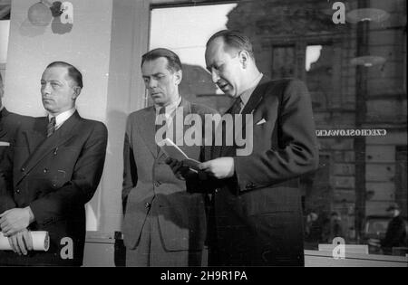 Warszawa, 1949-03-24. Otwarcie Czechos³owackiego Oœrodka Informacyjnego (al. Wyzwolenia 6). Nz. m.in.: ambasador Czechos³owacji w Polsce Frantisek Pisek (1P), minister komunikacji Jan Rabanowski (1L). msa  PAP      Warsaw, March 24, 1949. The opening of the Czechoslovak Information Center (6 Wyzwolenia Avenue). Pictured: Czechoslovakia's ambassador to Poland Frantisek Pisek (1st right), transport minister Jan Rabanowski (1st left).  msa  PAP Stock Photo