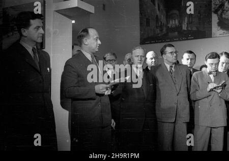 Warszawa, 1949-03-24. Otwarcie Czechos³owackiego Oœrodka Informacyjnego (al. Wyzwolenia 6). Nz. m.in.: minister pe³nomocny i rzecznik Ministerstwa Spraw Zagranicznych Wiktor Grosz (2L), podsekretarz stany w Ministerstwie Spraw Zagranicznych Stefan Wierb³owski (4L, w g³êbi), Wilhelm Garncarczyk (5L), wiceprezydent Warszawy Edward Strzelecki (6L, w g³êbi), minister kultury Stefan Dybowski (7L). msa  PAP      Warsaw, March 24, 1949. The opening of the Czechoslovak Information Center (6 Wyzwolenia Avenue). Pictured: minister plenipotenitary and spokesman for the foreign ministry Wiktor Grosz (2nd Stock Photo