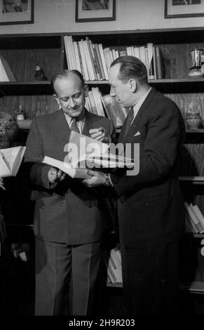 Warszawa, 1949-03-24. Otwarcie Czechos³owackiego Oœrodka Informacyjnego (al. Wyzwolenia 6). Nz. ambasador Czechos³owacji w Polsce Frantisek Pisek (P), minister pe³nomocny i rzecznik Ministerstwa Spraw Zagranicznych Wiktor Grosz. msa  PAP      Warsaw, March 24, 1949. The opening of the Czechoslovak Information Center (6 Wyzwolenia Avenue). Pictured: Czechoslovakia's ambassador to Poland Frantisek Pisek (right), minister plenipotentiary and spokesman for the foreign ministry Wiktor Grosz.  msa  PAP Stock Photo