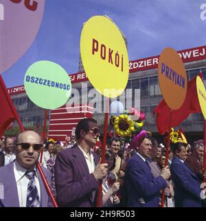 Warszawa 01.05.1977. Œwiêto Pracy. Pochód pierwszomajowy na ulicy Marsza³kowskiej. gr  PAP/Leszek £o¿yñski         Warsaw, Poland, 01 May 1977. Workers with banners with political slogans participate in the Workers' Day Parade in Warsaw. PAP/LESZEK LOZYNSKI