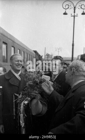 Warszawa, 1949-04-04. Powitanie aktorów Pañstwowego Moskiewskiego Teatru Dramatycznego, którzy przyjechali na tourne po Polsce. Nz. powitanie aktorów radzieckich. Od lewej stoj¹: dyrektor teatru, aktor dramatyczny Niko³aj Och³opkow, ambasador ZSRR w Polsce Wiktor Lebiediew, aktor Aleksander Zelwerowicz. msa  PAP      Warsaw, April 4, 1949. The welcoming ceremony for actors of Moscow State Dramatic Theater who arrived for a tour of Poland. Pictured: the welcoming ceremony. Standing, from left: director of the theater, dramatic actor Nikolay Okhlopkov (1st left), Soviet Union's ambassador to Pol