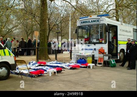 St John Ambulance First Aid Post at the Funeral of HRH Queen Elizabeth The Queen Mother, April 9 2002 Stock Photo