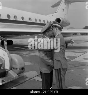 Warszawa, 1970-06-25. Wizyta w Polsce ministra obrony narodowej Bu³garskiej Republiki Ludowej (NRB) gen. Dobri D¿urowa. Nz. powitanie na lotnisku przez ministra obrony narodowej Polskiej Rzeczpospolitej Ludowej (PRL) genera³a broni Wojciecha Jaruzelskiego (P).   ³p  PAP/Marian Soko³owski      Warsaw, June 25, 1970. The visit paid to Poland by Defence Minister of the Bulgarian Peoples Republic General Dobry Dzhurov. Pictured: the welcoming ceremony at the airport by Polish Peoples Republic Defence Minister General Wojciech Jaruzelski (right).    ³p  PAP/Marian Sokolowski Stock Photo