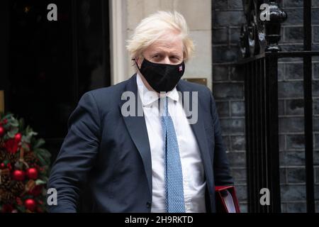 LONDON, GBR. DEC 8TH UK Prime Minister, Boris Johnson leaves Downing Street on his way to PMQT at the House of Commons on Wednesday 8th December 2021. (Credit: Lucy North | MI News) Credit: MI News & Sport /Alamy Live News Stock Photo