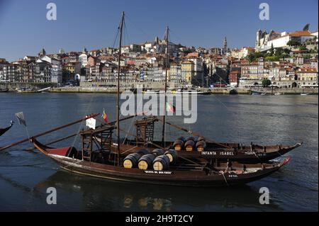 Porto, Rio Douro mit Stadtteil Ribeira Stock Photo