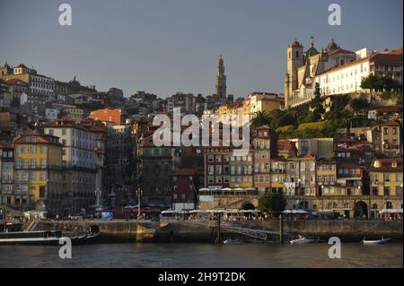 Porto, Rio Douro mit Stadtteil Ribeira Stock Photo