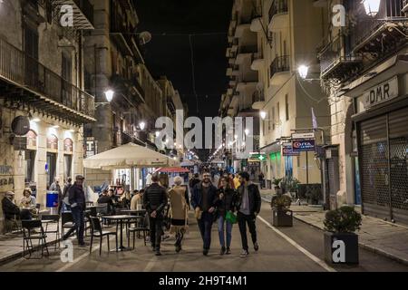 Straßenszene, Restaurant, Passanten, Via Maqueda, Palermo, Sizilien, Italien Stock Photo