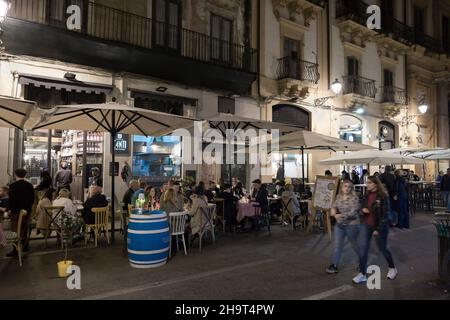 Straßenszene, Restaurant, Passanten, Via Maqueda, Palermo, Sizilien, Italien Stock Photo