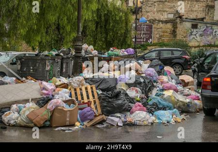 Müll, Mülleimer, Müllcontainer, Palermo, Sizilien, Italien Stock Photo