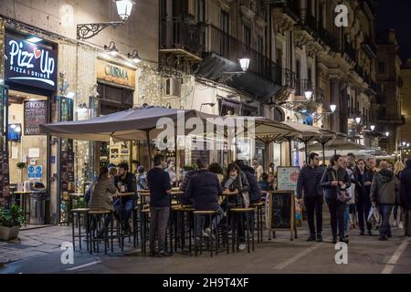 Straßenszene, Restaurant, Passanten, Via Maqueda, Palermo, Sizilien, Italien Stock Photo