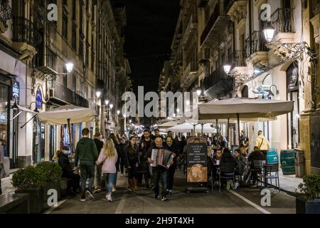 Straßenszene, Restaurant, Passanten, Via Maqueda, Palermo, Sizilien, Italien Stock Photo