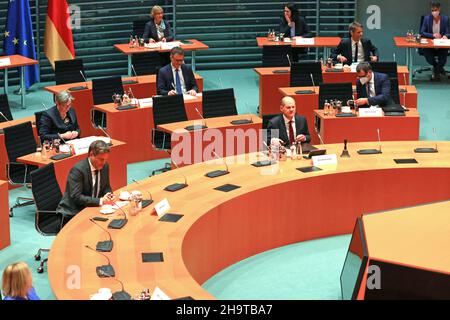 Berlin, Germany. 08th Dec, 2021. The new Chancellor, Olaf Scholz (SPD, 5th from right), chairs the constituent cabinet meeting at the Federal Chancellery. Credit: Fabrizio Bensch/Reuters/Pool/dpa/Alamy Live News Stock Photo