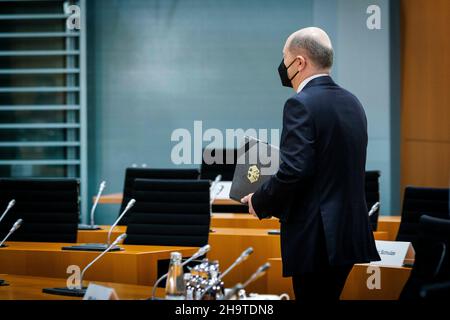 Berlin, Deutschland. 08th Dec, 2021. Federal Chancellor Olaf Scholz recorded during the constituent cabinet meeting. Berlin, December 8th, 2021. Copyright: Janine Schwithz/photothek.de Credit: dpa/Alamy Live News Stock Photo