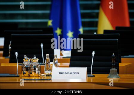 Berlin, Deutschland. 08th Dec, 2021. Place sign for Federal Chancellor Olaf Scholz during the constituent cabinet meeting. Berlin, December 8th, 2021. Copyright: Janine Schwithz/photothek.de Credit: dpa/Alamy Live News Stock Photo