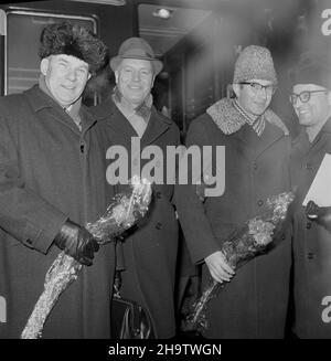 Warszawa, 1969-12-05. Powitanie na dworcu Warszawa Gdañska delegacji ukraiñskiego oddzia³u Towarzystwa PrzyjaŸni Polsko Radzieckiej (Walentyn Jefimowicz Ma³yñczuk, cz³onek prezydium ukraiñskiego TPPR, wiceminister Szkolnictwa Wy¿szego Ukraiñskiej SRR, Jewgienij Niko³ajewicz Bolcew, przewodnicz¹cy czerkaskiego oddzia³u TPPR, redaktor gazety Czerkaskaja Prawda oraz Jelena Aleksiejewna Skiba, cz³onek prezydium ukraiñskiego TPPR, starszy referent Ukraiñskiego Towarzystwa PrzyjaŸni i £¹cznoœci Kulturalnej z Zagranic¹) przez wiceprzewodnicz¹cego Zarz¹du G³ównego TPPR Ferdynanda Heroka. Nz. m.in. Fer Stock Photo