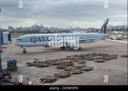 '13.05.2018, Australia, New South Wales, Sydney - A Qatar Airways Boeing 777-300ER passenger aircraft, registration A7-BAL, taxis to its gate at Kings Stock Photo