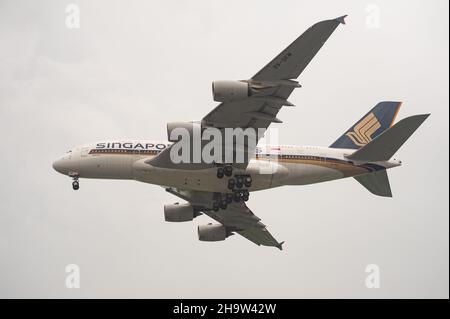 '08.11.2021, Singapore, , Singapore - A Singapore Airlines (SIA) Airbus A380-800 passenger aircraft with registration 9V-SKM on approach to Changi Int Stock Photo