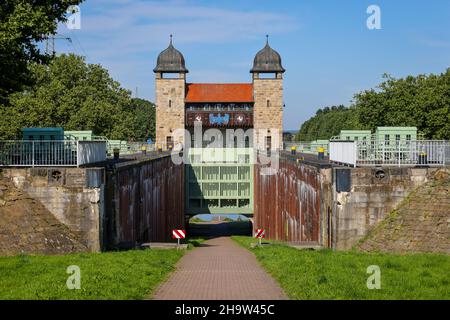 '14.09.2021, Germany, North Rhine-Westphalia, Waltrop - Waltrop ship lift and lock park. Here the disused Old Shaft Lock is now used as a foot and cyc Stock Photo