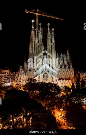 Star of Mary's tower in the Sagrada Família at sunset (Barcelona ...