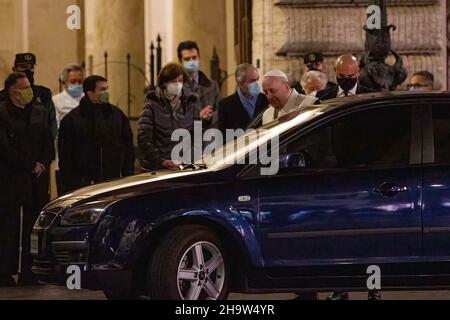 Rome, Italy. 08th Dec, 2021. Pope Francis seen close to a car and next to the staff of the Spanish Embassy at Piazza di Spagna. Pope Francis in the early hours of the morning went, privately, to pray in front of the Column of the Virgin Mary during the annual feast of the Immaculate Conception at Piazza di Spagna. Credit: SOPA Images Limited/Alamy Live News Stock Photo