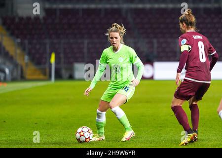 Geneva, Switzerland. 08th Dec, 2021. Geneva, Switzerland, December 8th 2021: Sandra Starke (16 VfL Wolfsburg) controls the ball (action) during the UEFA Womens Champions League Group stage round 5 football match between Servette and Wolfsburg at Stade de Geneve in Geneva, Switzerland. Daniela Porcelli/SPP Credit: SPP Sport Press Photo. /Alamy Live News Stock Photo