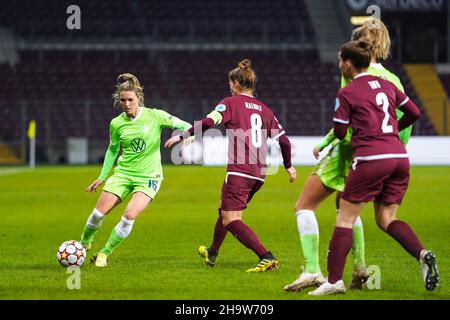 Geneva, Switzerland. 08th Dec, 2021. Geneva, Switzerland, December 8th 2021: Sandra Starke (16 VfL Wolfsburg) and Sandy Maendly (8 Servette) battle for the ball (duel) during the UEFA Womens Champions League Group stage round 5 football match between Servette and Wolfsburg at Stade de Geneve in Geneva, Switzerland. Daniela Porcelli/SPP Credit: SPP Sport Press Photo. /Alamy Live News Stock Photo